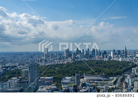 【都市風景】　夏空の新宿のビル群 80686891