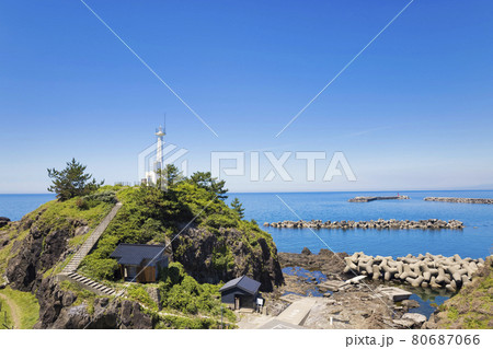 荒埼灯台と日本海　山形県鶴岡市  80687066
