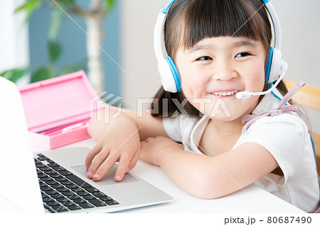オンライン学習をする子ども 80687490