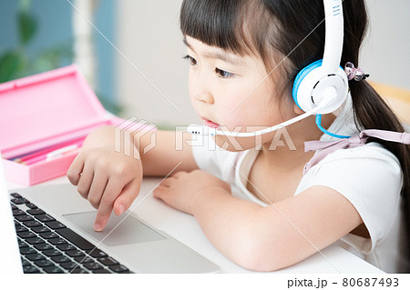オンライン学習をする子ども 80687493