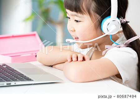 オンライン学習をする子ども 80687494
