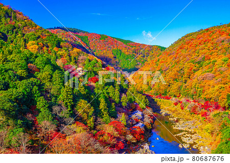 錦秋の嵐山と保津川 80687676