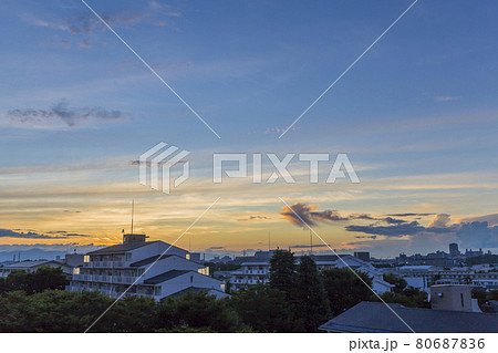 夕日の空　夕焼け　黄昏　西日　雲　空 80687836