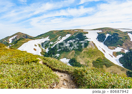 初夏の巻機山登山(井戸尾根コース):登山道から巻機山を望む 初夏の巻機山登山(井戸尾根コース):登山道から巻機山を望む 80687942