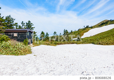 初夏の巻機山登山(井戸尾根コース):巻機山避難小屋 初夏の巻機山登山(井戸尾根コース):巻機山避難小屋 80688026