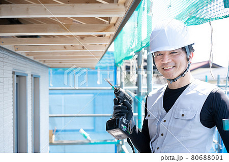 建築現場で働く作業員 作業をする職人 建築現場で働く作業員 作業をする職人 80688091
