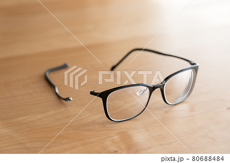 壊れたメガネの写真素材