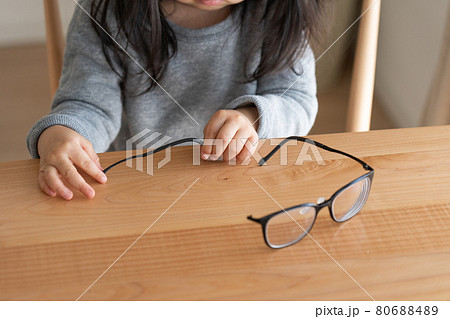 眼鏡を壊す子供 眼鏡を壊す子供 80688489