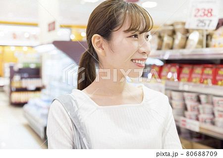 スーパーを買い物をする若い女性 買い物イメージ スーパーを買い物をする若い女性 買い物イメージ 80688709