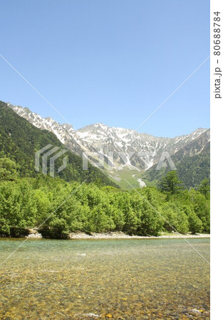 信州上高地、春の新緑に包まれ清らかに流れる梓川と背景に見える穂高連峰 80688784