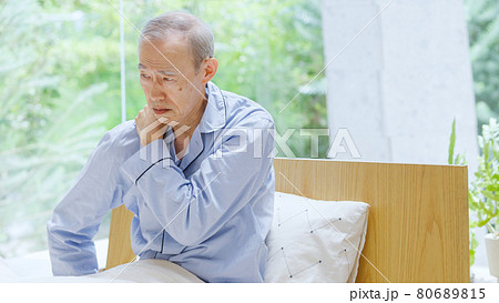 肩が痛いシニア男性 80689815