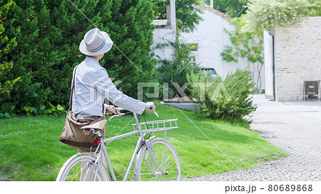 自転車を押して出かけるシニア男性 80689868