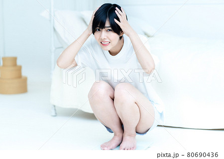 体重を計ってショックを受ける女性 体重を計ってショックを受ける女性 80690436