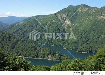 盛夏の前毛猛山と田子倉湖、樹林の葉が茂り緑一色-六十里越峠開道記念碑から 福島県只見町 盛夏の前毛猛山と田子倉湖、樹林の葉が茂り緑一色-六十里越峠開道記念碑から 福島県只見町 80690578