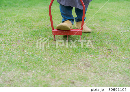 芝生の手入れ　穴あけ機 80691105