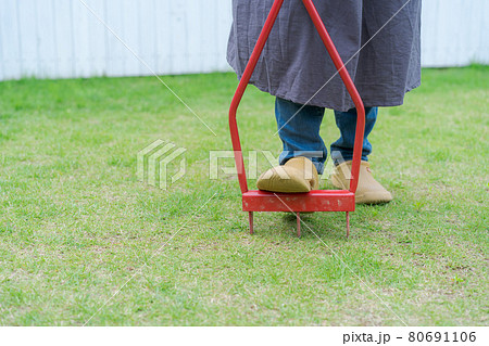 芝生の手入れ　穴あけ機 80691106