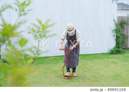 芝生の手入れ　穴あけ機 80691109