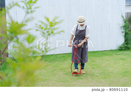 芝生の手入れ　穴あけ機 80691110