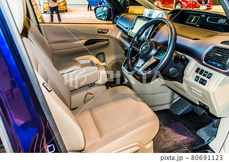 ショールームに展示されたミニバンの運転席 80691123