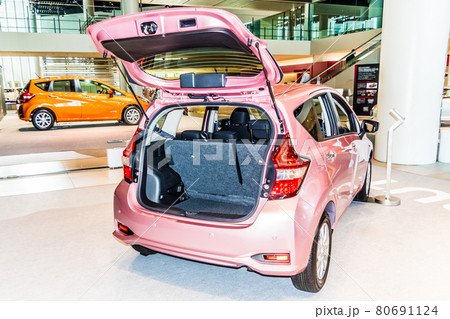 ショールームに展示されたコンパクトカーの荷室 80691124