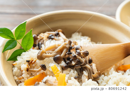 土鍋で炊いたキノコご飯 80691242