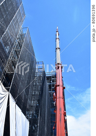 ビル・マンション建築中クレーン車 80691396