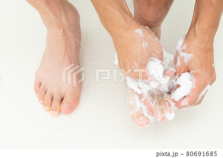足を洗う男性 足を洗う男性 80691685