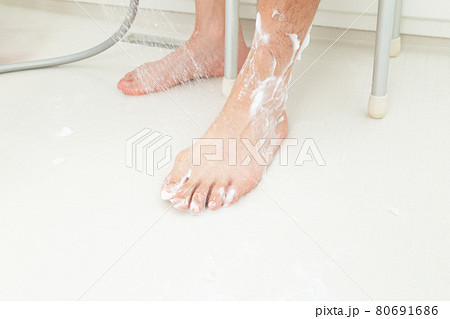 足を洗う男性 80691686
