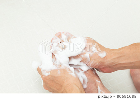 足を洗う男性 80691688
