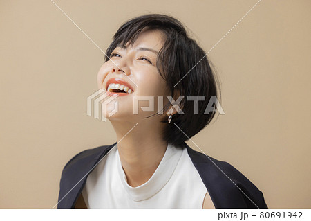 ショートヘアの女性　ベージュ 80691942