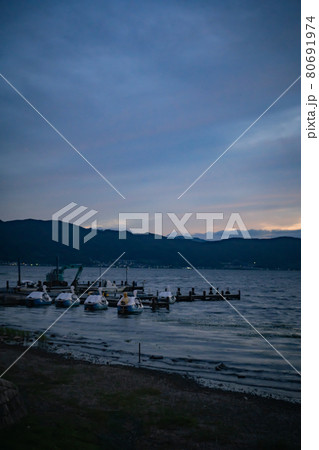 初夏の諏訪湖の夕暮れ 80691974