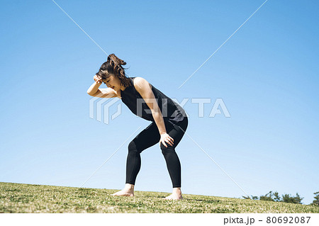 疲労・息切れする女性 疲労・息切れする女性 80692087