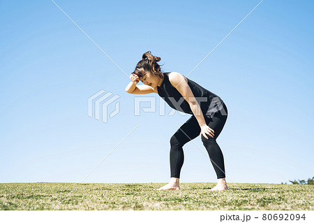 疲労・息切れする女性 80692094