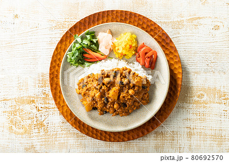 俯瞰撮影されたキーマカレー 俯瞰撮影されたキーマカレー 80692570