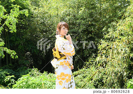 温泉街　浴衣姿の女性 80692628