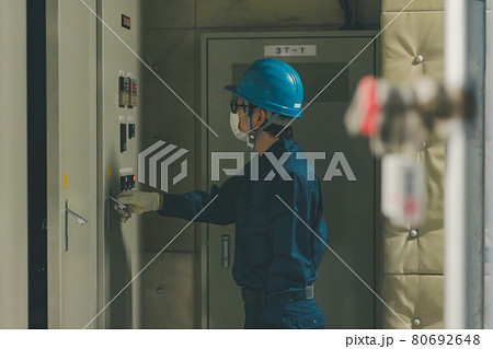 新聞印刷工場機械室 80692648