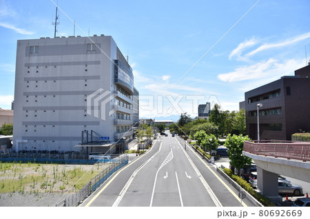 夏の青空と茅ヶ崎市役所 80692669