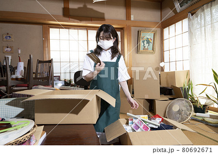 片付けをする女性作業員 80692671