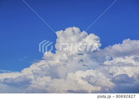青い空 ブルー 雲 快晴 青空と白い雲 晴れ 空 爽快 青い空 ブルー 雲 快晴 青空と白い雲 晴れ 空 爽快 80692827