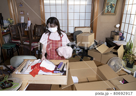 片付けをする女性作業員 片付けをする女性作業員 80692917