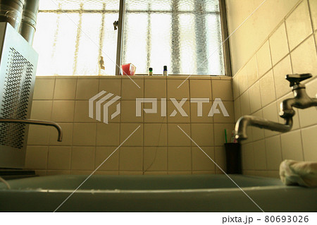 夕方のバランス釜の風呂場 80693026