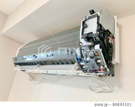 エアコン修理のため内部を分解されたエアコン 写真素材 エアコン修理のため内部を分解されたエアコン 写真素材 80693101