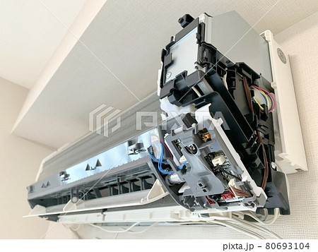 エアコン修理のため内部を分解されたエアコン　写真素材 80693104
