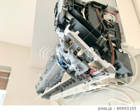 エアコン修理のため内部を分解されたエアコン 写真素材 エアコン修理のため内部を分解されたエアコン 写真素材 80693105