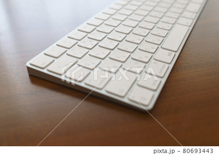 リビングテーブルにあるワイヤレスキーボード リビングテーブルにあるワイヤレスキーボード 80693443