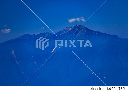 南八ヶ岳　権現岳山頂から南アルプスを望む　北岳遠景 80694586