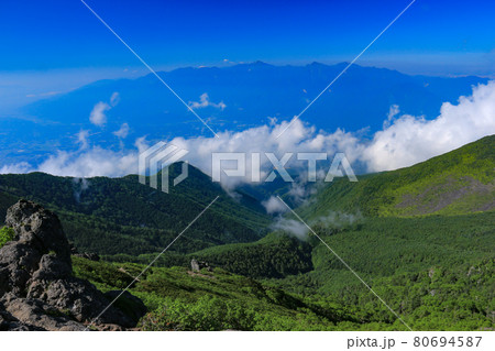 南八ヶ岳　権現岳山頂から南アルプスを望む 80694587