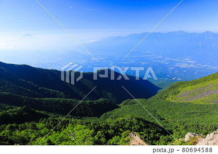 南八ヶ岳 権現岳山頂から南アルプスと富士山を望む 南八ヶ岳 権現岳山頂から南アルプスと富士山を望む 80694588
