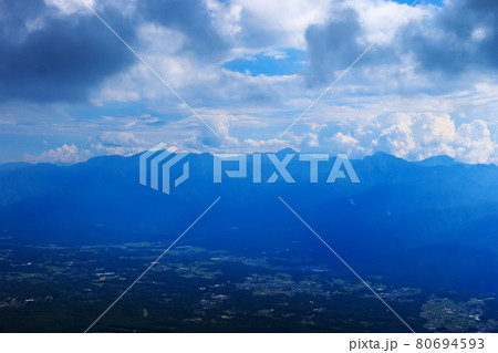 南八ヶ岳 権現岳山頂から南アルプスを望む 北岳遠景 南八ヶ岳 権現岳山頂から南アルプスを望む 北岳遠景 80694593