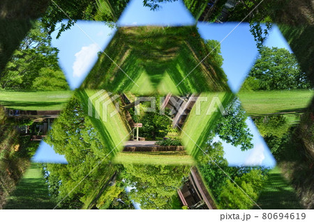夏の公園の風景（テレイドスコープ） 80694619